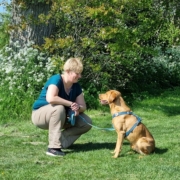 Saska Vink met therapiehond Boris